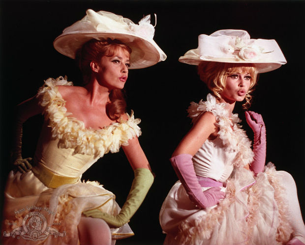 Brigitte Bardot e Jeanne Moreau em cena do filme 'Viva Maria!' (1965)