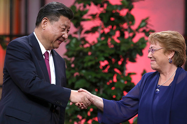 O presidente chinês Xi Jinping cumprimenta a chilena Michelle Bachelet em encontro em Santiago