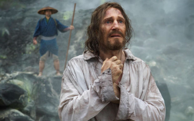 Liam Neeson como padre Ferrero no filme 'O Silncio' de Martin Scorsese