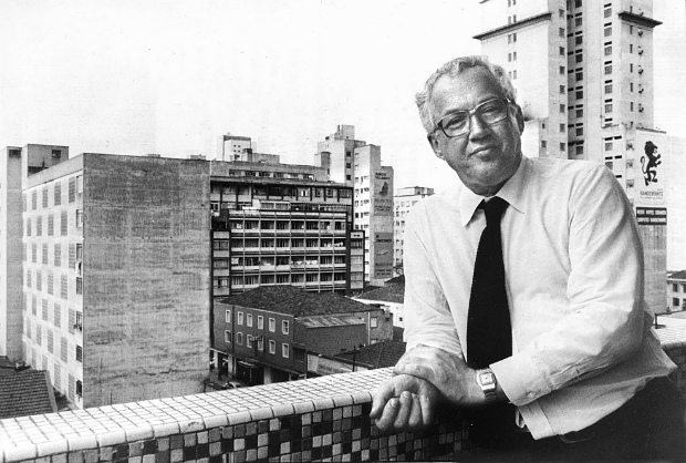 Paulo Francis na sede da Folha, em 1982