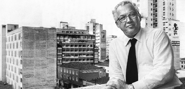 Paulo Francis na sede da Folha, em 1982; ele tem textos reunidos em 'A Segunda Mais Antiga Profissão do Mundo