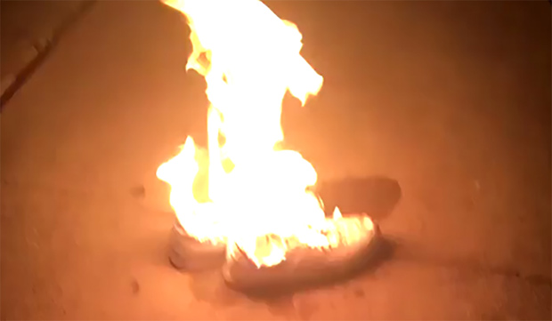 Reproduo de vdeo de queima de par de tnis da marca New Balance