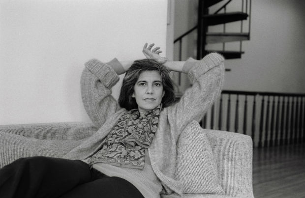 ORG XMIT: 480301_1.tif Literatura: a escritora norte-americana Susan Sontag em 1979. 23 Mar 1979 --- Susan Sontag relaxes on a sofa. Sontag is an American 