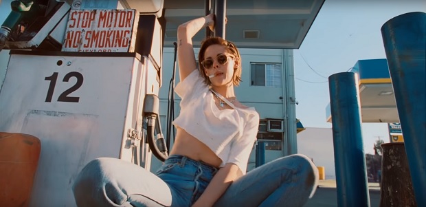 Kristen Stewart em cena do clipe 'Ride Em On Down', dos Rolling Stones