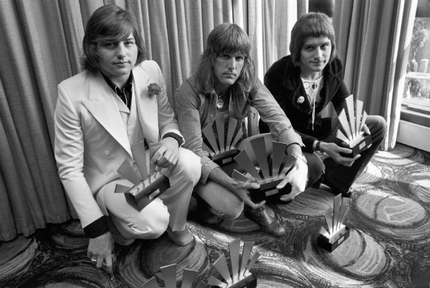 Greg Lake ( esq.), Keith Emerson e Carl Palmer, membros da Emerson, Lake & Palmer em foto de 1972 