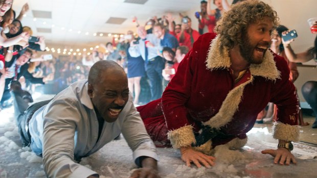 Os atores Courtney B. Vance e T.J. Miller em cena de 'A ltima Ressaca do Ano