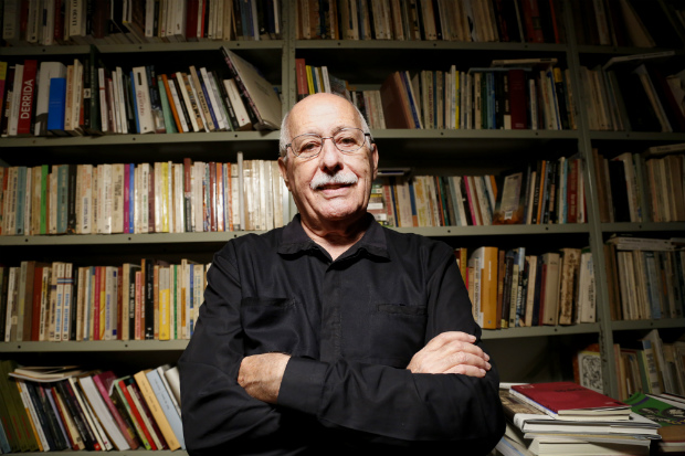 O crtico literrio e romancista Silviano Santiago em sua biblioteca, que fica em um apartamento separado, no Rio