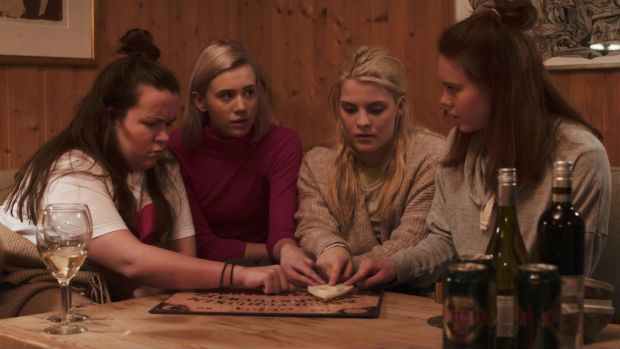 Ina Svenningdal, Josefine Frida Pettersen, Ulrikke Falch e Lisa Teige em cena de 'Skam