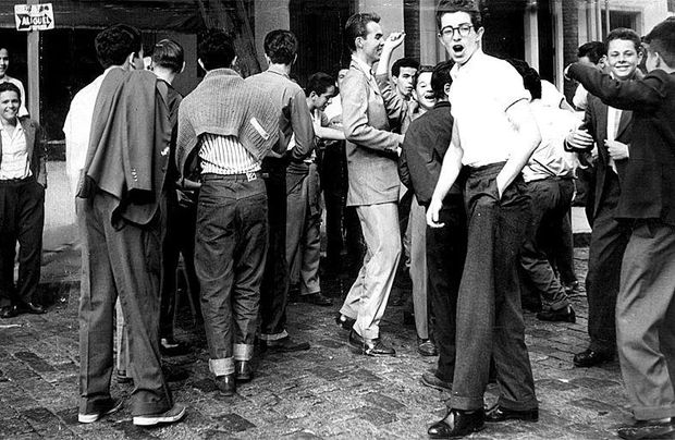 Pblico aglomerado aps sesso de 'Ao Balano das Horas' em 1956, no Cine Paulista, que ficava na rua Augusta, em SP
