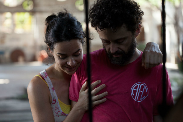 Os atores Raquel Karro e Rodrigo Bolzan formam o casal de 'Pendular', de Julia Murat