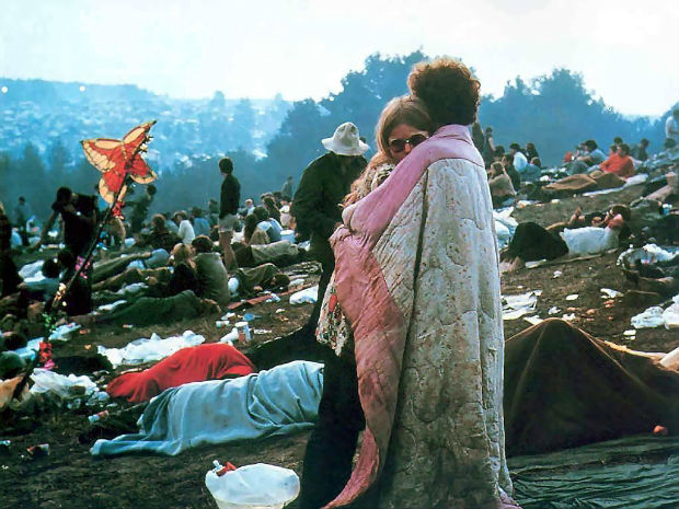 Casal durante o festival Woodstock, realizado em uma fazenda no Estado de Nova York (EUA), em 1969