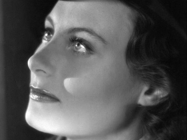 A atriz francesa Michle Morgan em cena de "Cais das Sombras", de 1938