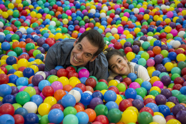 Tho (Leandro Hassum) e Duda (Mel Maia) em cena de "A Cara do Pai", que vai ao ar aos domingos na Globo