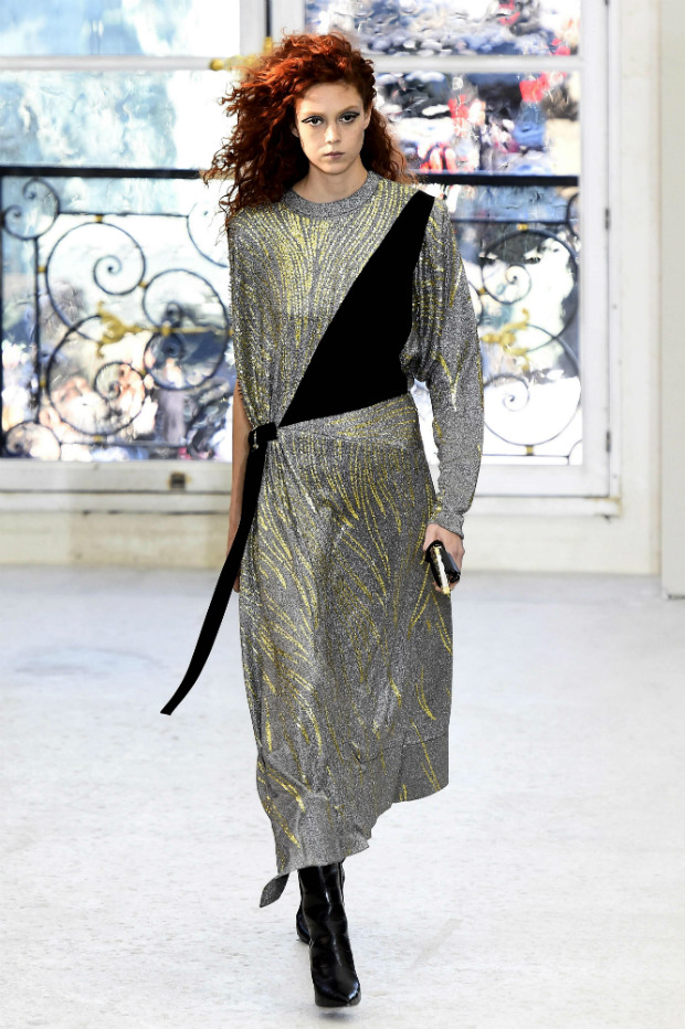 Modelo desfila coleo de vero da grife Louis Vuitton, em outubro