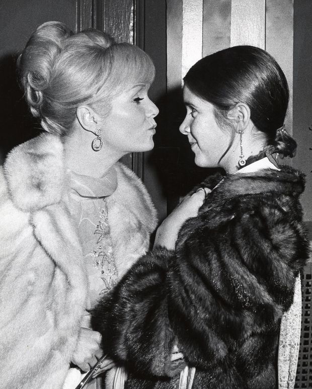 Me e filha, as atrizes Debbie Reynolds e Carrie Fisher se encontram em Nova York em 1972