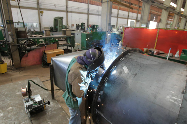 Operrios trabalham em metalrgica em Sertozinho; Fiesp prev que setor industrial deve crescer 1%