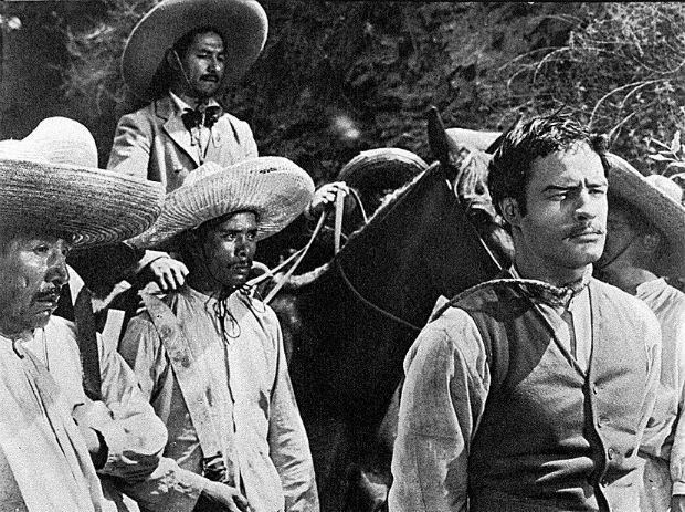  Marlon Brando ( dir.) em cena do filme "Viva Zapata" (1952), de Elia Kazan 