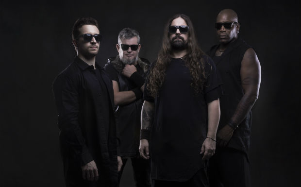 Eloy Casagrande, Paulo Jr., Andreas Kisser e Derrick Green, integrantes da banda brasileira de metal Sepultura, que lana novo lbum, 