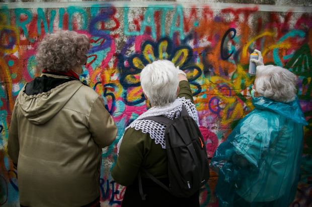 Idosas participam do Lata 65, workshop de grafite para maiores de 65 anos, em Lisboa 