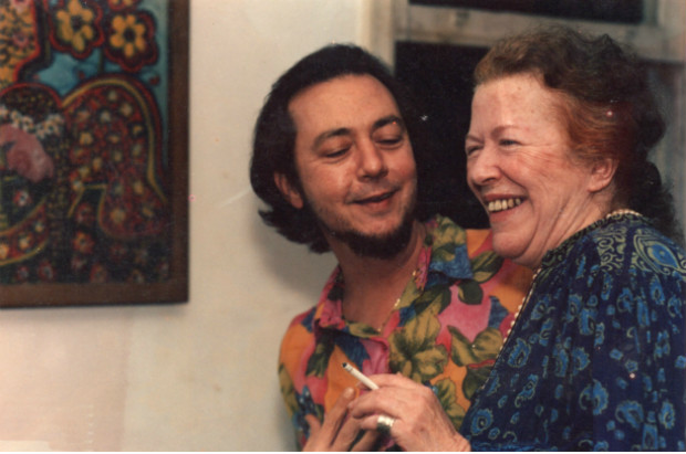 O artista Jos Luiz Mora Fuentes e Hilda Hilst na Casa do Sol, em fotografia sem data