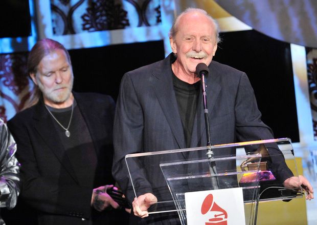 O baterista Butch Trucks recebe um prmio Grammy em 2012