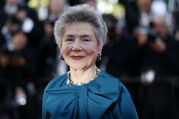 (FILES) This file photo taken on May 20, 2013 shows French actress Emmanuelle Riva posing as she arrives for the screening of the film "Hiroshima mon Amour" presented in Cannes Classics at the 66th edition of the Cannes Film Festival in Cannes. Riva died on January 27, 2017 at the age of 89. / AFP PHOTO / VALERY HACHE ORG XMIT: CAN3890