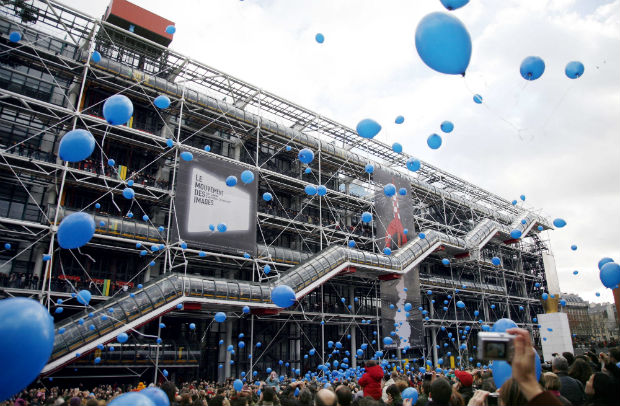 (FILES) This file photo taken on January 21, 2007 shows thousands of blue balloons released in front of the Georges Pompidou Center, also known as Beaubourg in Paris, as part of the "Dimanches d'Yves Klein" (Yves Klein Presents Sunday), a weekly demonstration on the sidelines of the "Yves Klein, Corps, couleur, immateriel" (Body, colour, immaterial) exhibition. The French capital's distinctive Centre Pompidou modern art museum, inaugurated on January 31, 1977, is celebrating its 40th anniversary in 2017. / AFP PHOTO / LOIC VENANCE ORG XMIT: KLE01