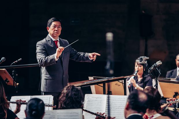 Maestro Marcos Sadao Shirakawa rege a Banda Sinfônica do Estado de São Paulo no Auditório do Masp