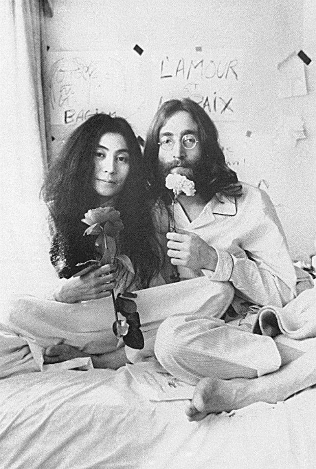 ORG XMIT: 455001_0.tif 1969 John Lennon e Yoko Ono posam em hotel, em Amsterdã (Holanda); ambos estão ligados a movimentos pacifistas contra a Guerra do Vietnã e contra o então presidente dos EUA, Richard Nixon.