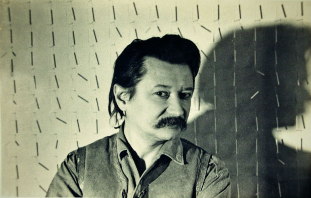  O artista plástico Sérvulo Esmeraldo LEGENDA DO JORNAL O artista retratado em seu ateliê em Paris nos anos 1970