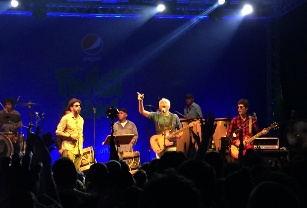 Gilberto Gil faz apresentao com Nao Zumbi, no festival Pepsi Twist Land, no Rio.