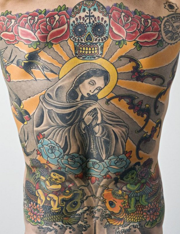 Depois de 40 horas de tatuagem, as costas de Tim Steiner se transformaram na "tela viva"