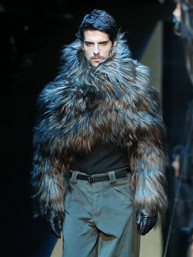 Modelo desfila look da coleção masculina da Giorgio Armani em Milão 