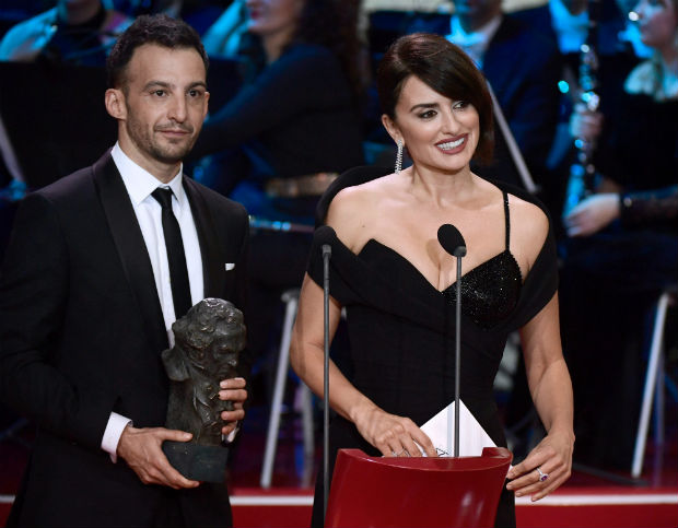 A atriz Penelope Cruz e o diretor Alejandro Amenabar apresentaram a cerimnia do Goya 