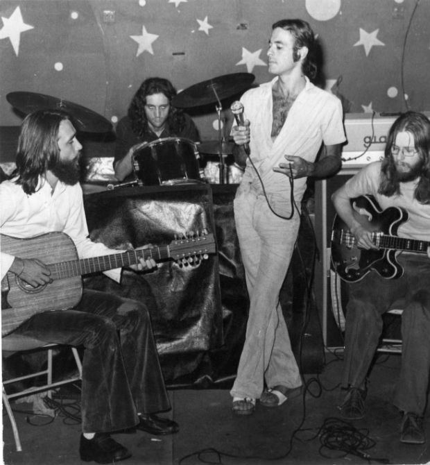 O cantor Ney Matogrosso canta com os Secos e Molhados em 1973