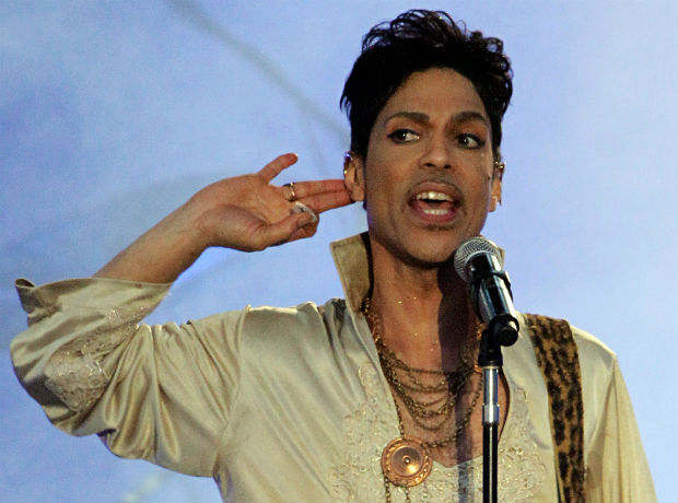 FILE PHOTO -- U.S. musician Prince performs at the Hop Farm Festival near Paddock Wood, southern England July 3, 2011. REUTERS/Olivia Harris/File Photo ORG XMIT: TOR131
