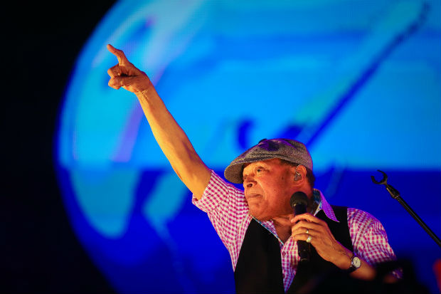 Al Jarreau, que morreu neste domingo, em apresentao do festival Rock in Rio em 2015 