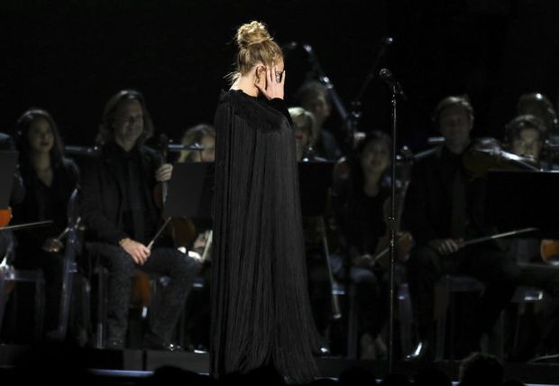 Adele pede desculpas logo aps pedir para reiniciar seu tributo a George Michael no Grammy