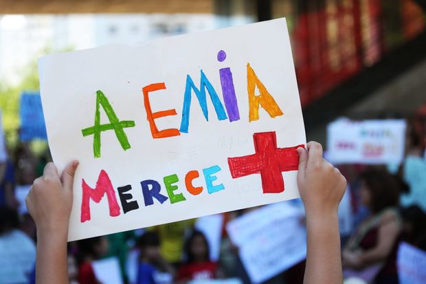 Cartaz em protesto contra possibilidade de cortes na Emia, na zona sul de So Paulo