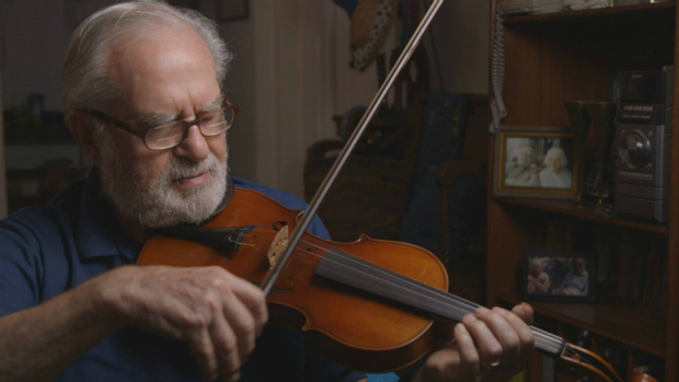 Cena de "Joe's Violin", de Kahane Cooperman, que concorre ao Oscar de melhor curta documental