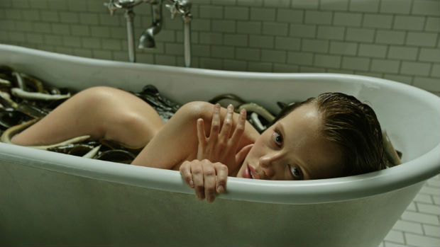 A atriz britnica Mia Goth, 23, interpreta Hannah, uma misteriosa paciente da clnica na Sua