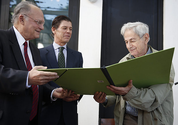 Roberto Freire (à esq.) e Raduan Nassar na cerimônia de entrega do Prêmio Camões no Museu Lassar Segall