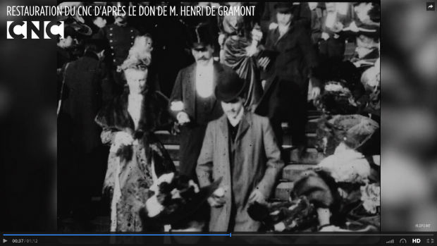 Reproduo da imagem de Marcel Proust (de casaco e chapu-coco) no casamento de seu amigo Armand de Guinche e Laine Greffulhe, em 1904