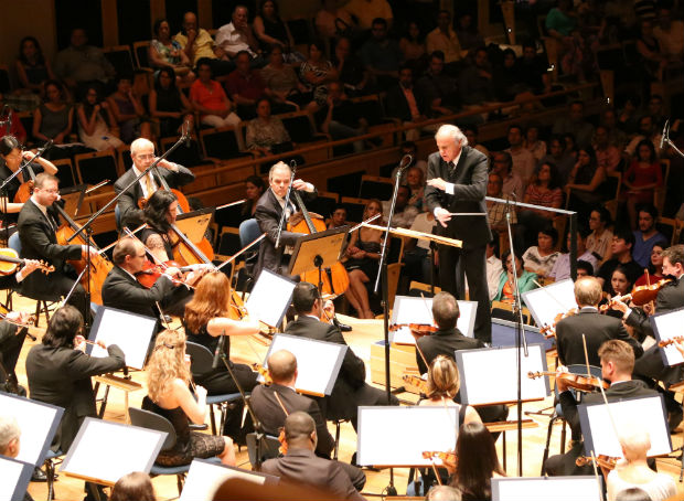 Isaac Karabtchevsky  frente da orquestra em um dos concertos a preo popular de 2016