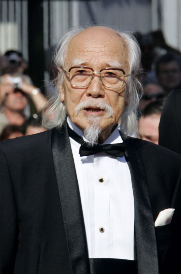 (FILES) This picture taken on May 20, 2005, shows Japanese director Seijun Suzuki posing during the 58th edition of the Cannes International Film Festival. Suzuki, 93, a Japanese director who influenced international filmmakers including Quentin Tarantino, has died, studio Nikkatsu announced on February 22, 2017. / AFP PHOTO / Grard JULIEN ORG XMIT: CAN1716