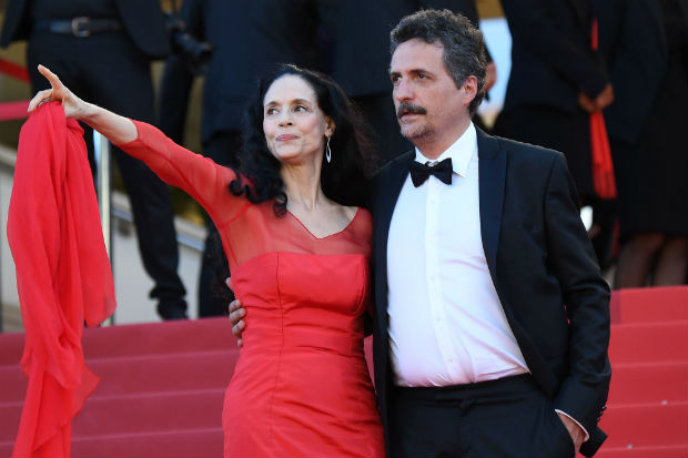 Brazilian actress Sonia Braga (L) and Brazilian director Kleber Mendonca Filho pose as they arrive on May 21, 2016 for the screening of the film "Elle" at the 69th Cannes Film Festival in Cannes, southern France. / AFP PHOTO / ANNE-CHRISTINE POUJOULAT