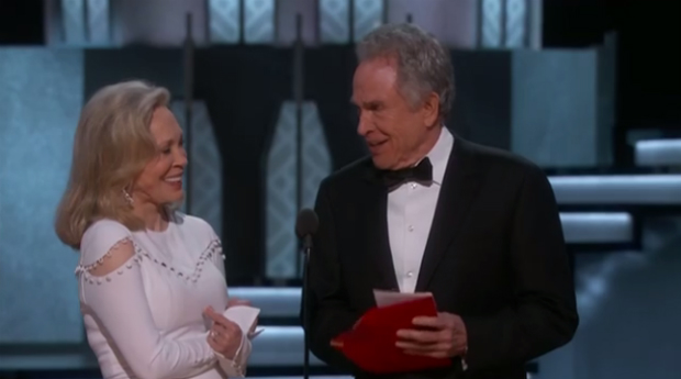 O apresentador Warren Beatty leva mais tempo para dar o prêmio ao perceber que tem algo errado no envelope ao ler "Emma Stone"