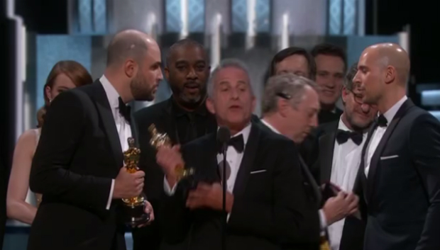 Os produtores de "La La Land" ficam perplexos ao saber que "Moonlight" ganhou o prêmio de melhor filme; os discursos, porém, não param