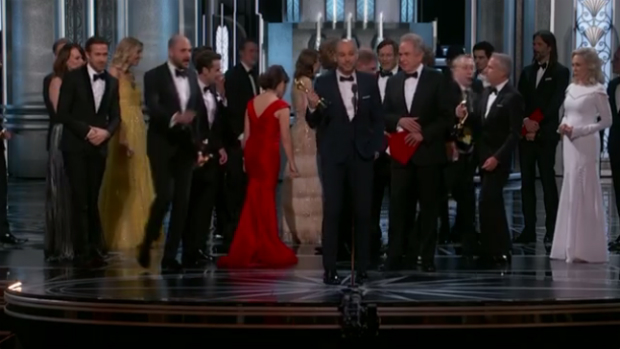 "A propósito, nós perdemos", diz o produtor Fred Berger, ao comunicar o erro no Oscar
