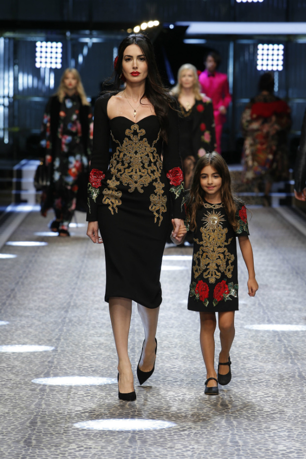 Iara Jereissati com a filha, Maria Clara, durante desfile da Dolce & Gabbana